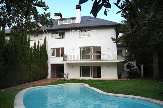 Casa de lujo de 5 dormitorios con piscina privada y jardín en Sant Cugat