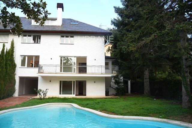 Casa de luxe de 5 dormitoris amb piscina privada i jardí a Sant Cugat