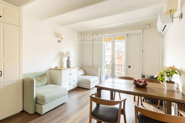 Charming and bright 3-bedroom apartment in Ciutat Vella