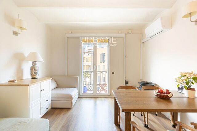 Charming and bright 3-bedroom apartment in Ciutat Vella