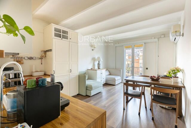 Charming and bright 3-bedroom apartment in Ciutat Vella