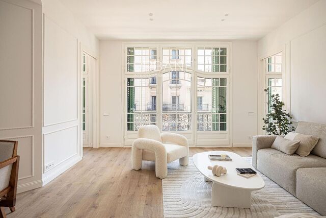 Exquisite Apartment in Barcelona's Gothic Quarter | Modern Comfort & Historic Charm