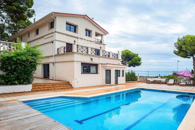 Preciosa vivienda a cuatro vientos con espectaculares vistas en Castelldefels