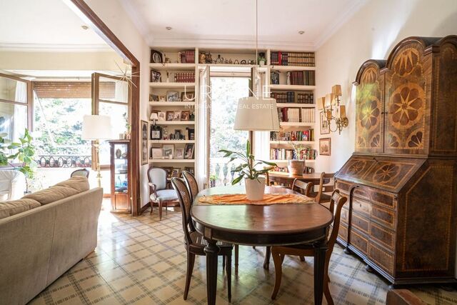 Amplio piso para reformar con gran potencial en el prestigioso Eixample