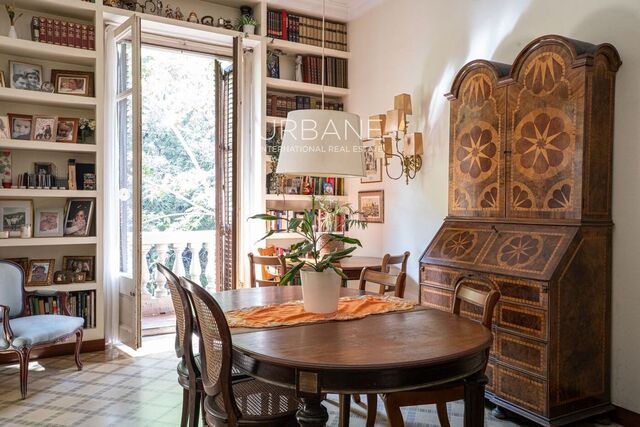 Amplio piso para reformar con gran potencial en el prestigioso Eixample