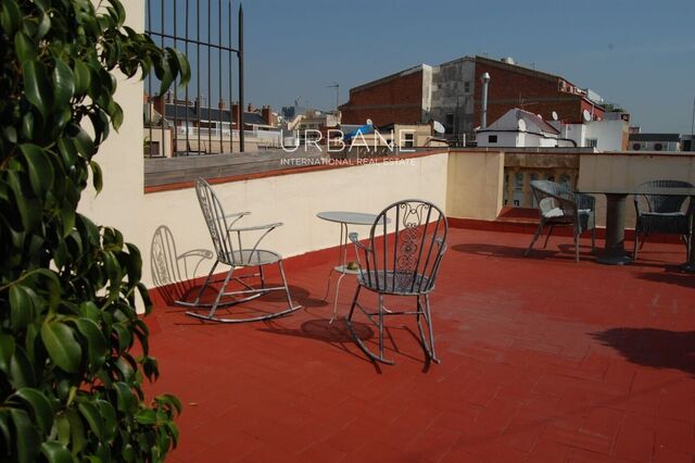 Oportunidad en Eixample: Piso Reformado con Gran Terraza Privada
