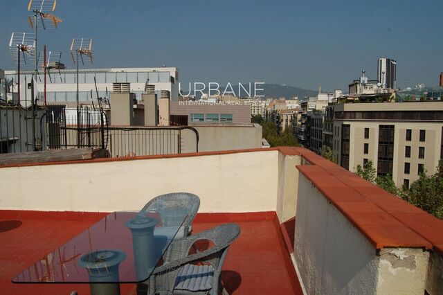 Oportunidad en Eixample: Piso Reformado con Gran Terraza Privada