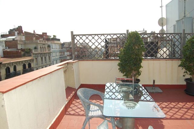 Oportunidad en Eixample: Piso Reformado con Gran Terraza Privada