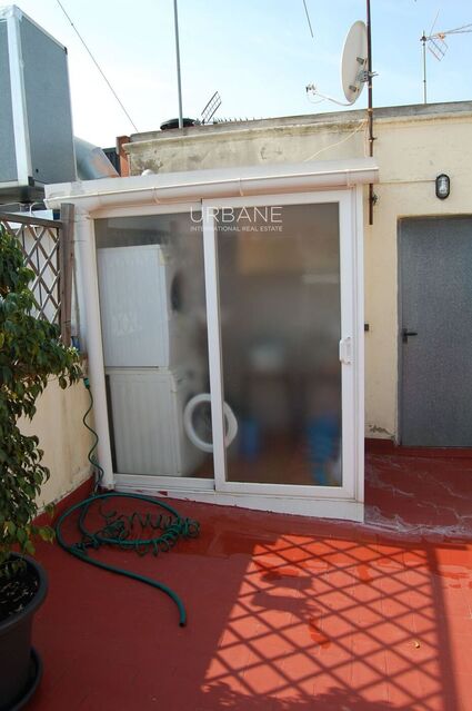 Oportunidad en Eixample: Piso Reformado con Gran Terraza Privada