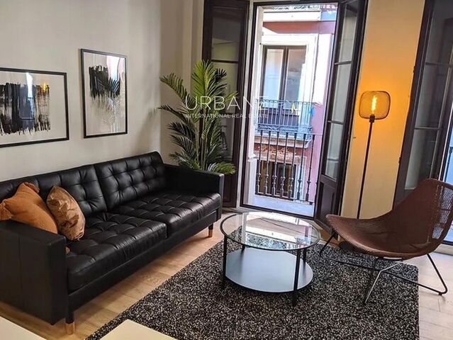 Elegante renovierte 2-Zimmer-Wohnung mit privatem Balkon im Gotischen Viertel von Barcelona