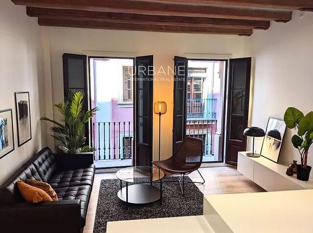 Elegant 2-Bedroom Renovated Apartment in the Gothic Quarter with Private Balcony and Elevator Access