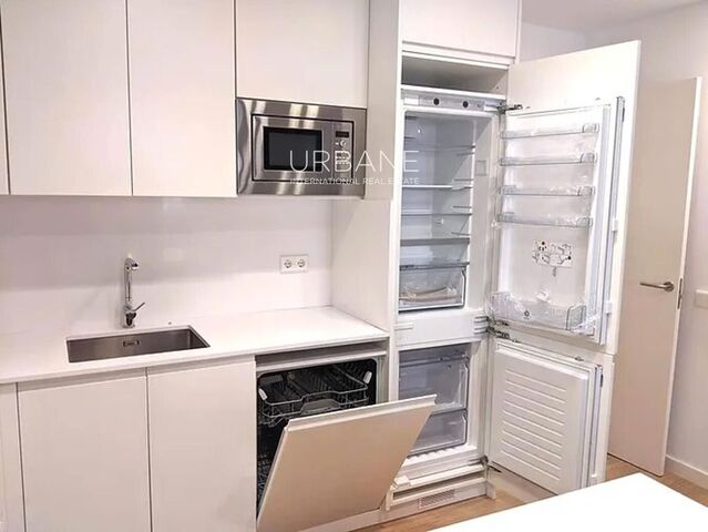 Elegant 2-Bedroom Renovated Apartment in the Gothic Quarter with Private Balcony and Elevator Access