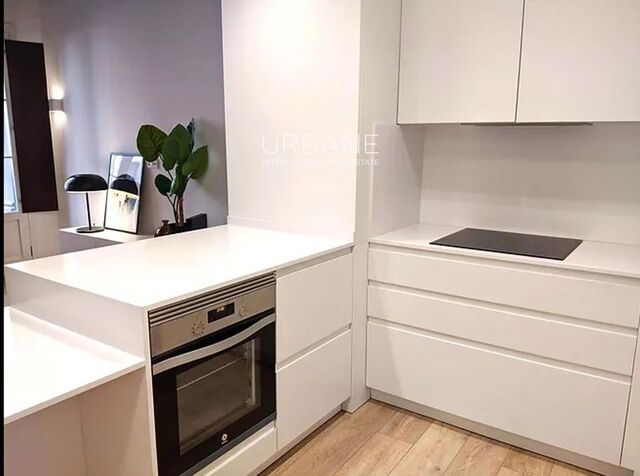 Elegant 2-Bedroom Renovated Apartment in the Gothic Quarter with Private Balcony and Elevator Access