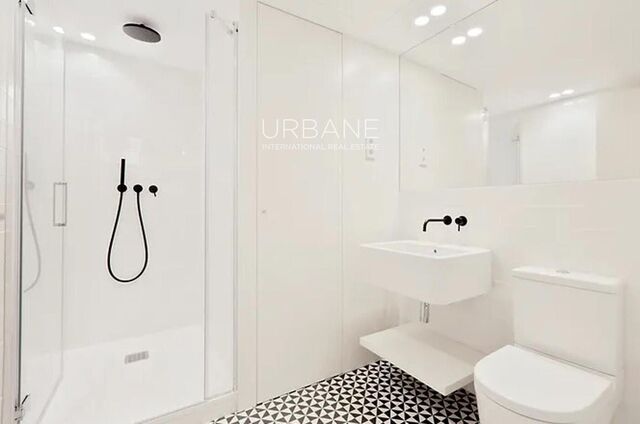 Elegant 2-Bedroom Renovated Apartment in the Gothic Quarter with Private Balcony and Elevator Access