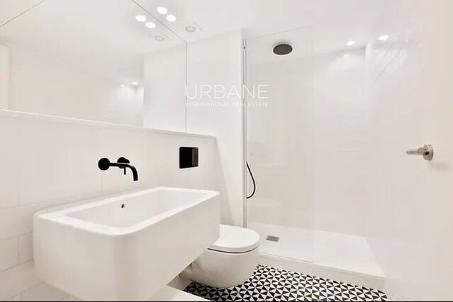 Elegant 2-Bedroom Renovated Apartment in the Gothic Quarter with Private Balcony and Elevator Access