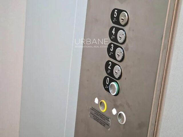 Elegant 2-Bedroom Renovated Apartment in the Gothic Quarter with Private Balcony and Elevator Access