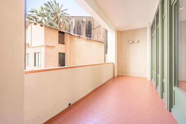 Una propiedad espaciosa y luminosa en un barrio emblemático de Barcelona