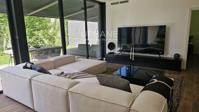 Modern Elegance and Tranquility: Ground-Floor Gem with Private Garden in Poblenou