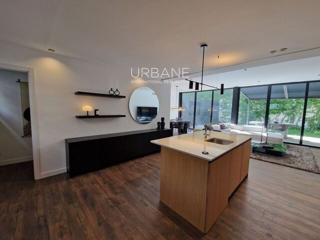 Modern Elegance and Tranquility: Ground-Floor Gem with Private Garden in Poblenou