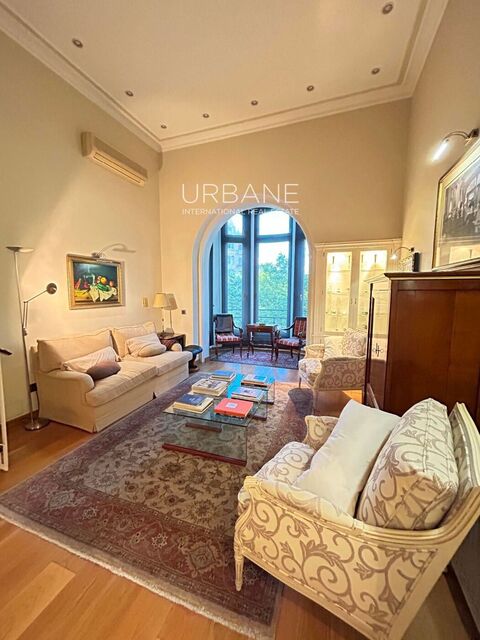 Serenidad Urbana en el Eixample: Terraza, Dormitorio Tipo Loft y Luz Excepcional