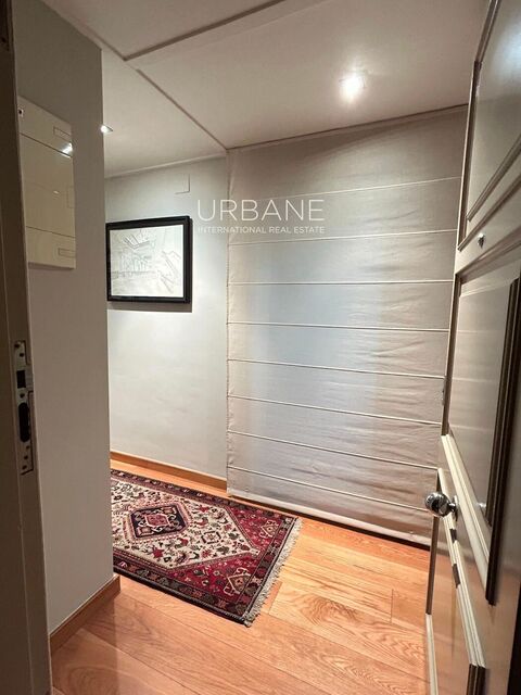 Serenidad Urbana en el Eixample: Terraza, Dormitorio Tipo Loft y Luz Excepcional