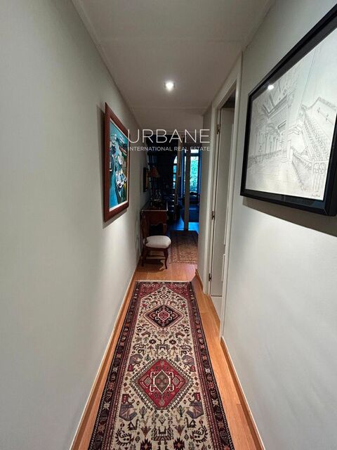 Serenidad Urbana en el Eixample: Terraza, Dormitorio Tipo Loft y Luz Excepcional