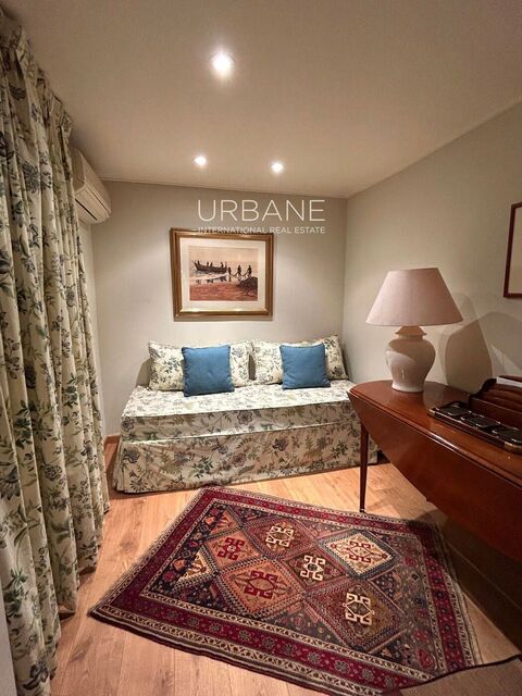 Serenidad Urbana en el Eixample: Terraza, Dormitorio Tipo Loft y Luz Excepcional