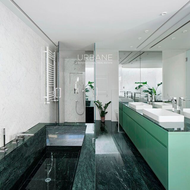 Ático Dúplex de Lujo con 3 Dormitorios, Terrazas y Azotea en Rambla Catalunya