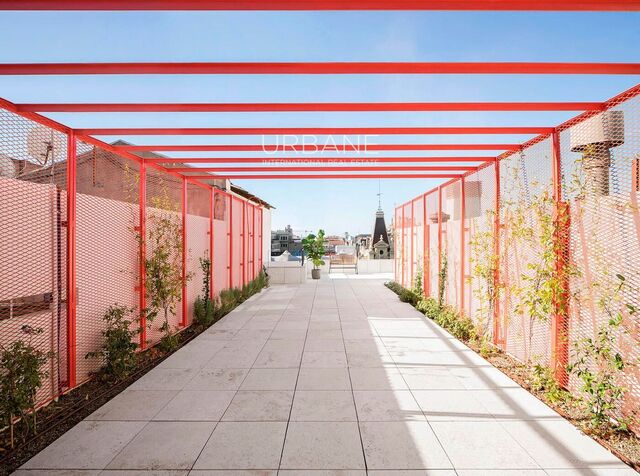 Ático Dúplex de Lujo con 3 Dormitorios, Terrazas y Azotea en Rambla Catalunya