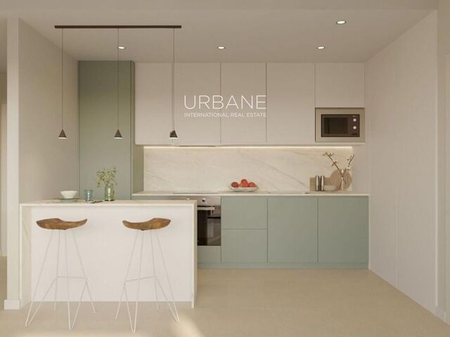 Luminoso Apartamento de 2 Dormitorios en Montjuïc con Vistas Verdes, Baños Modernos y Piscina en la Azotea