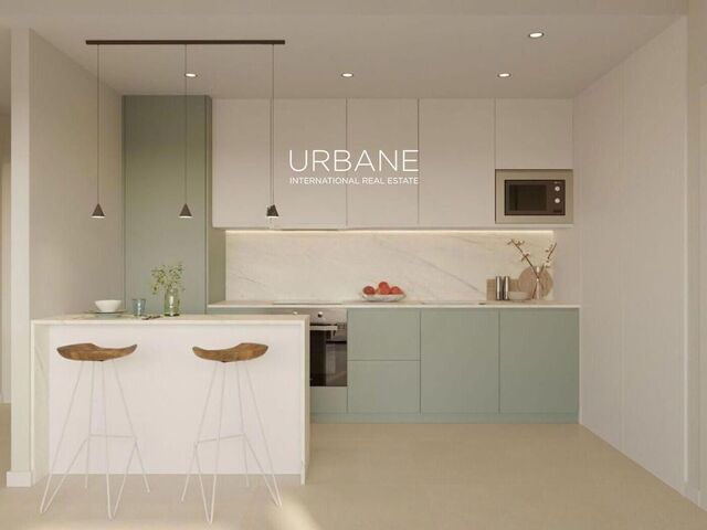 Amplio apartamento de 3 dormitorios y 2 baños en Montjuïc con terraza y piscina en la azotea