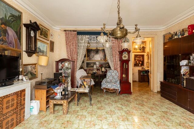 Große Investitionsmöglichkeit: Renovierungsbedürftige Wohnung im Herzen des Gotischen Viertels