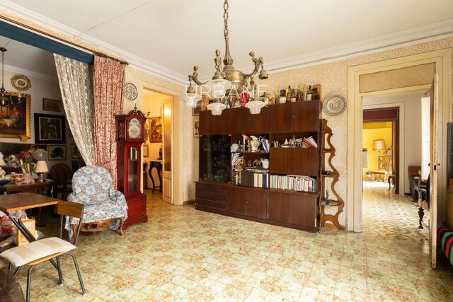 Große Investitionsmöglichkeit: Renovierungsbedürftige Wohnung im Herzen des Gotischen Viertels