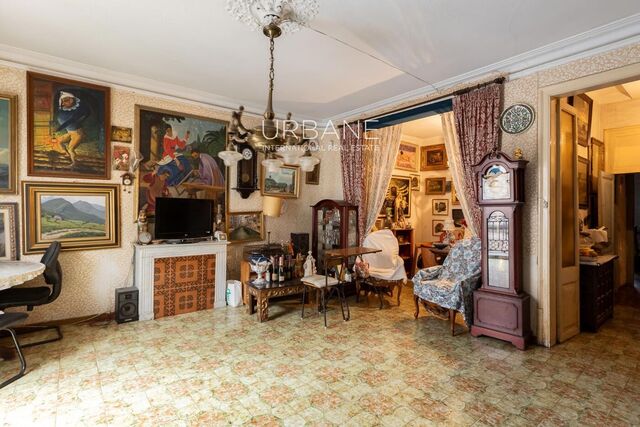 Große Investitionsmöglichkeit: Renovierungsbedürftige Wohnung im Herzen des Gotischen Viertels